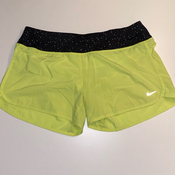 Running short yellow Nike - Picture 1 of 3